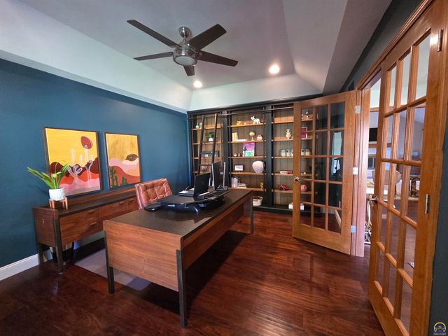 325 SW Whitehall LN, Topeka, KS 66606