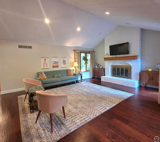325 SW Whitehall LN, Topeka, KS 66606