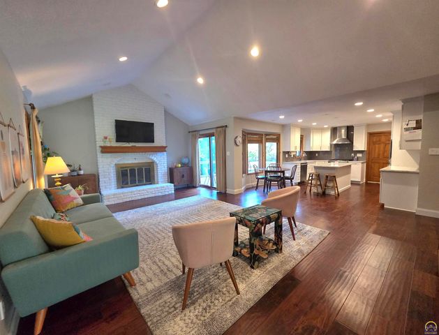 325 SW Whitehall LN, Topeka, KS 66606