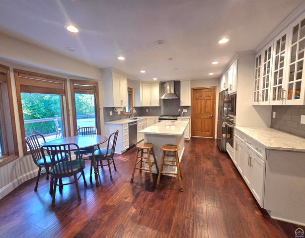 325 SW Whitehall LN, Topeka, KS 66606