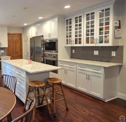 325 SW Whitehall LN, Topeka, KS 66606