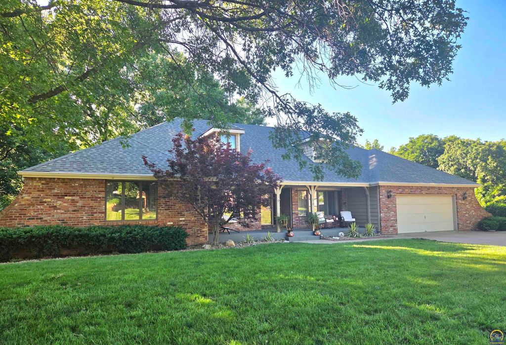 325 SW Whitehall LN, Topeka, KS 66606