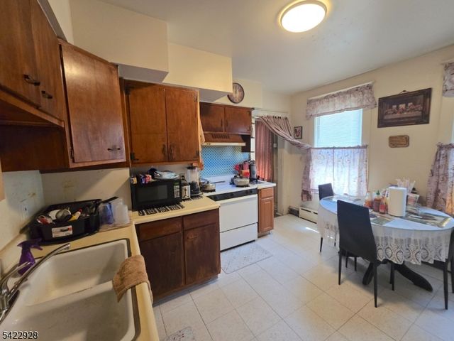 34 Home St, Franklin Twp., NJ 08873