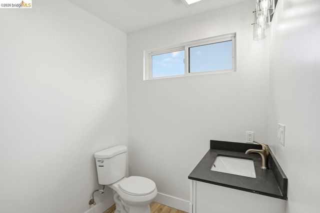 2469 Potter St, Oakland, CA 94601