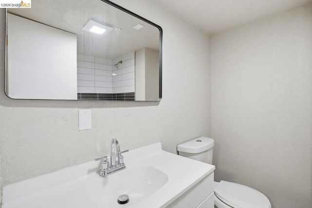 2469 Potter St, Oakland, CA 94601