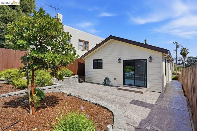 2469 Potter St, Oakland, CA 94601