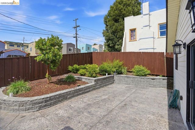 2469 Potter St, Oakland, CA 94601