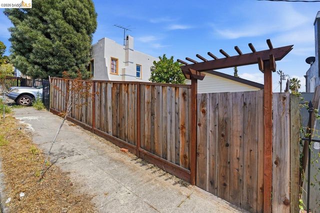 2469 Potter St, Oakland, CA 94601