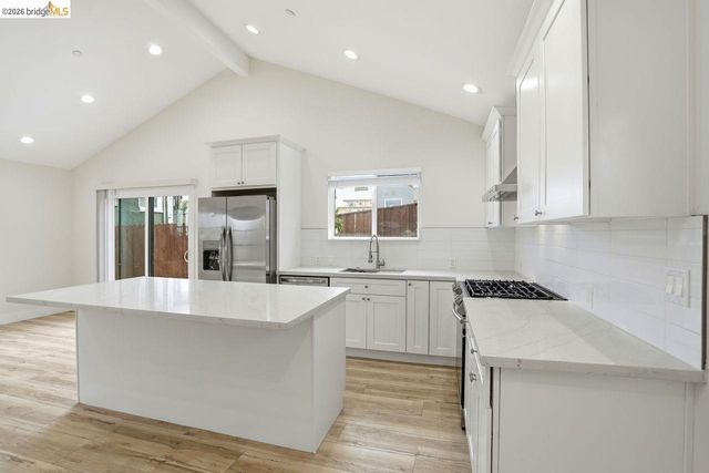 2469 Potter St, Oakland, CA 94601