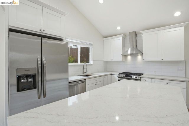 2469 Potter St, Oakland, CA 94601