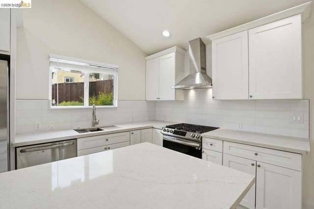 2469 Potter St, Oakland, CA 94601