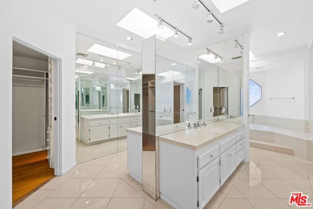 716 N Beverly Drive, Beverly Hills, CA 90210