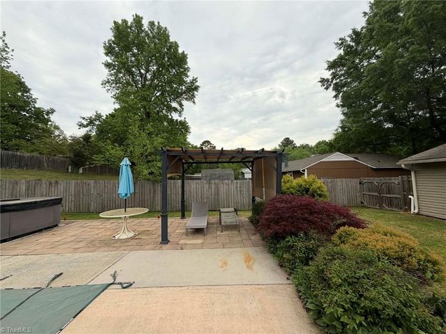 2807 Lamroc Road, Greensboro, NC 27407