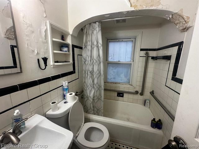 19345 Omira Street, Highland Park, MI 48203