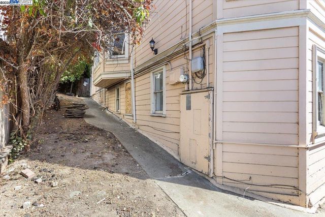 2230 23Rd Ave, Oakland, CA 94606