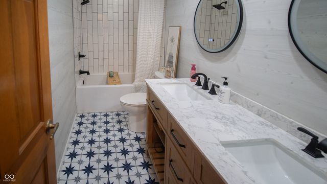 225 Southwind Way, Greenwood, IN 46142