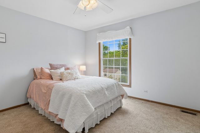 1318 Nantucket Court, Carol Stream, IL 60188