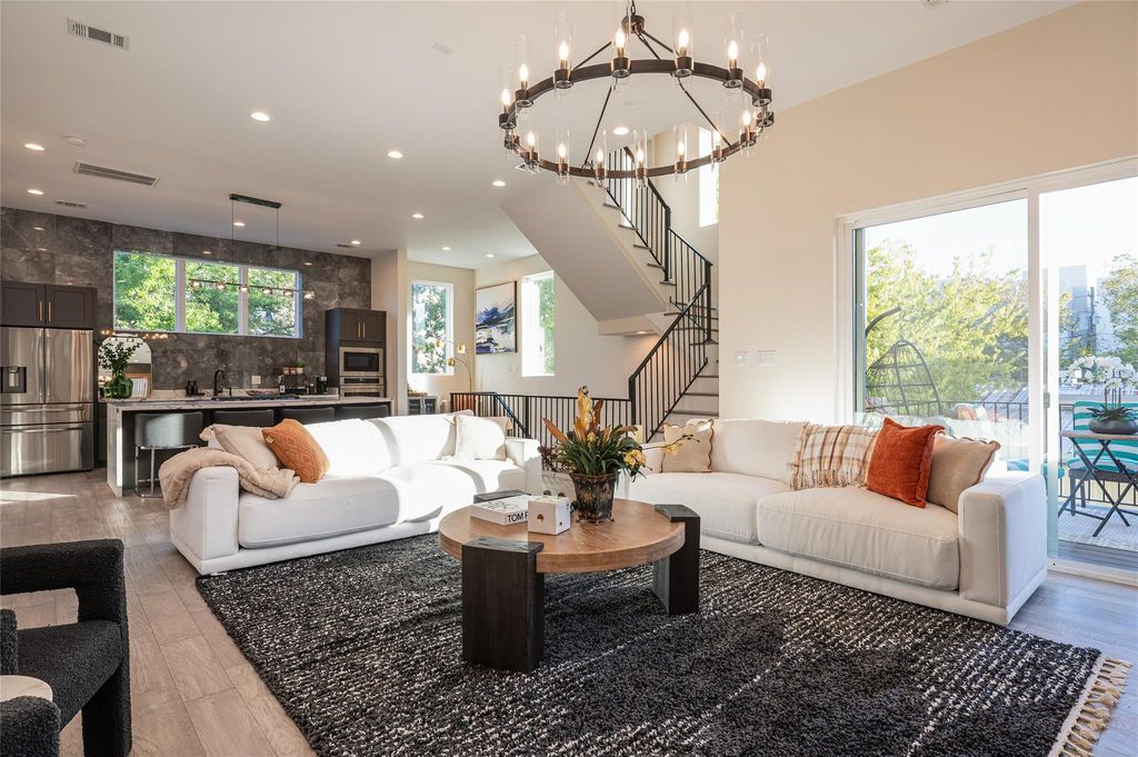 911 Thompson Street, Houston, TX 77007
