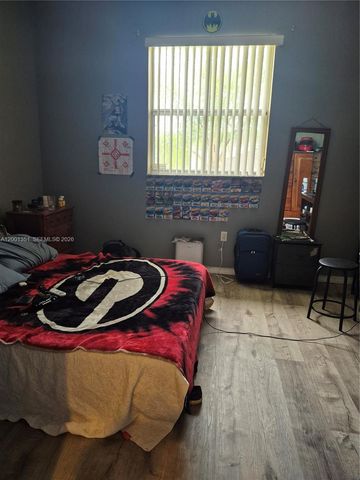 921 NE 42nd Pl, Homestead, FL 33033