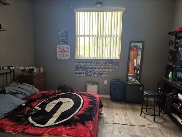 921 NE 42nd Pl, Homestead, FL 33033