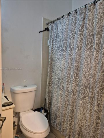 921 NE 42nd Pl, Homestead, FL 33033