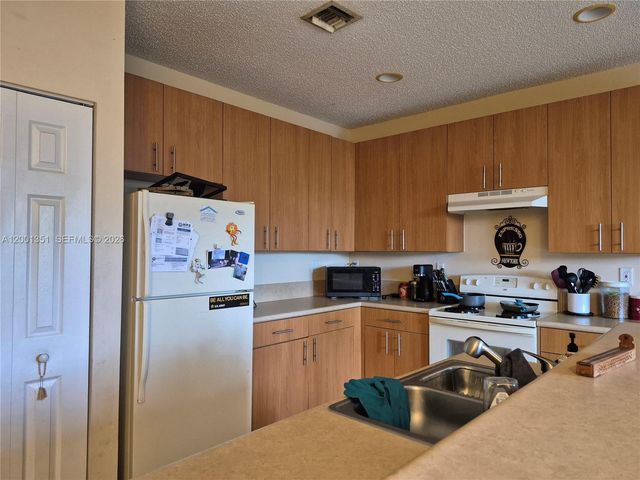 921 NE 42nd Pl, Homestead, FL 33033