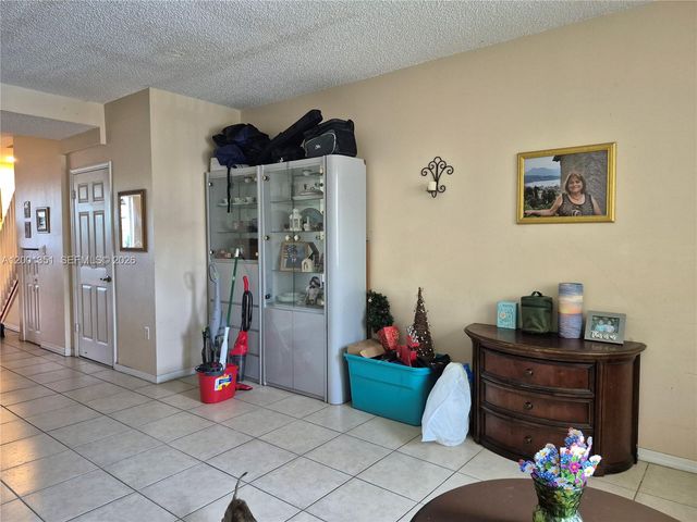 921 NE 42nd Pl, Homestead, FL 33033