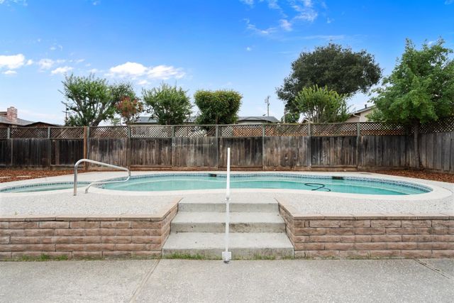 1941 Memorial Drive, Hollister, CA 95023