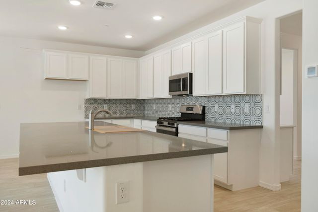 15664 W MERCER Lane, Surprise, AZ 85379