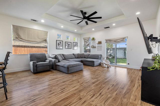 1726 Gwendolyn Ave, Escalon, CA 95320