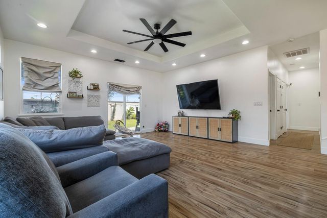 1726 Gwendolyn Ave, Escalon, CA 95320