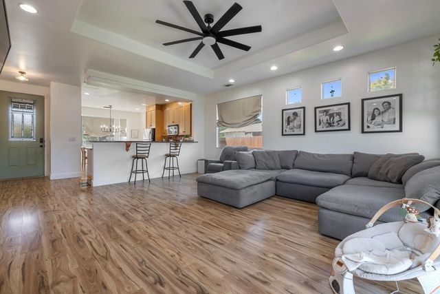 1726 Gwendolyn Ave, Escalon, CA 95320