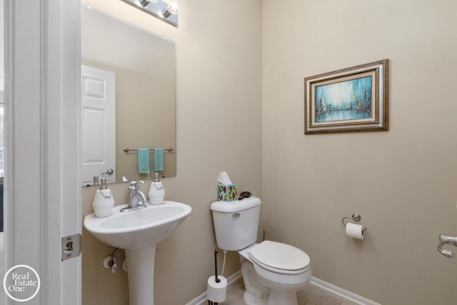 1048 Lakepointe Street, Grosse Pointe Park, MI 48230