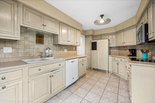 1280 Oak Hill Road, Lake Barrington, IL 60010