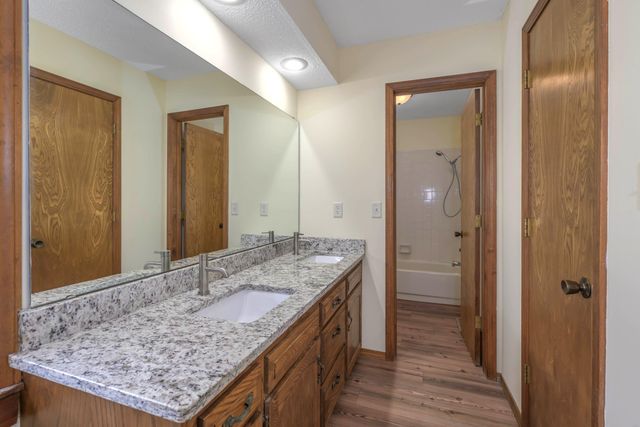 1141 E Cambridge Street, Springfield, MO 65807