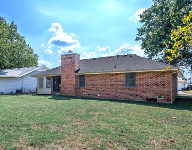 1141 E Cambridge Street, Springfield, MO 65807