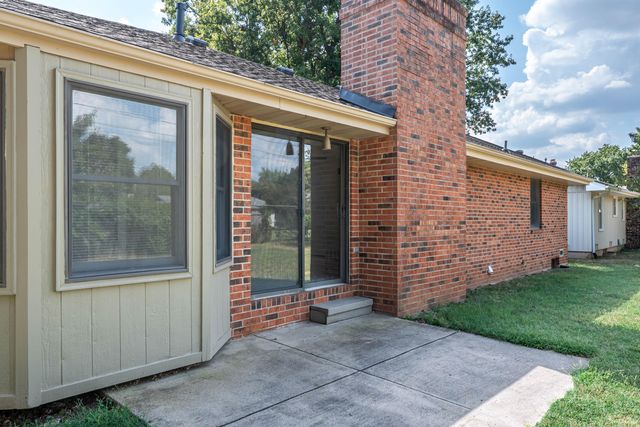 1141 E Cambridge Street, Springfield, MO 65807