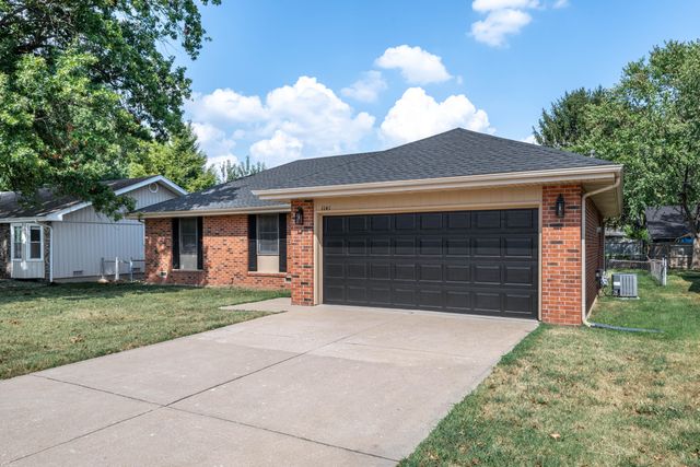 1141 E Cambridge Street, Springfield, MO 65807