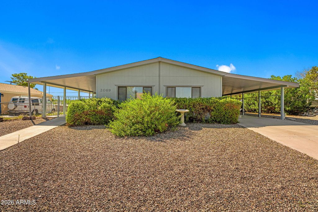 2069 W Smoketree Drive, Wickenburg, AZ 85390 — exterior