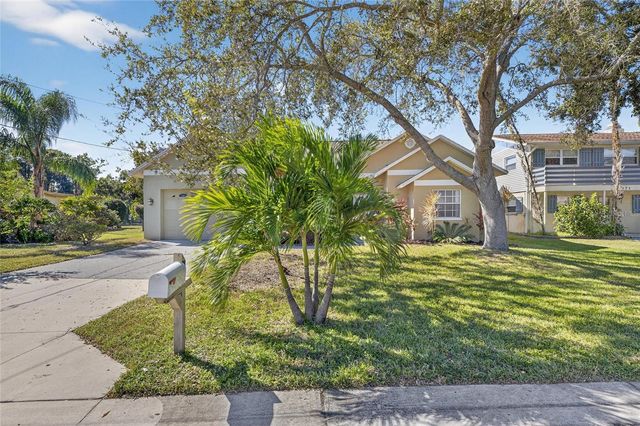 172 LAKE SHORE DRIVE W, Palm Harbor, FL 34684