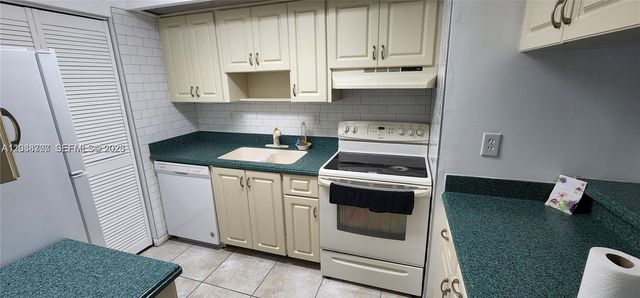 931 NE 199th St 202-22, Miami, FL 33179