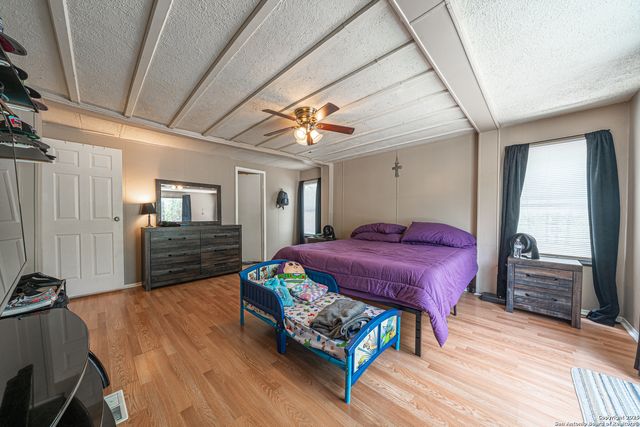 840 Oak Tree Rd, Seguin, TX 78155