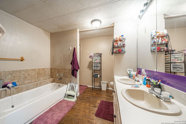 840 Oak Tree Rd, Seguin, TX 78155
