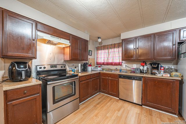 840 Oak Tree Rd, Seguin, TX 78155