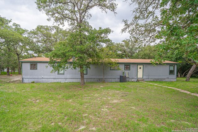 840 Oak Tree Rd, Seguin, TX 78155
