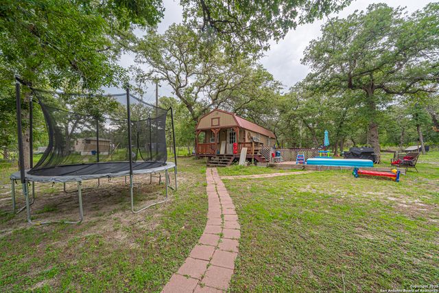 840 Oak Tree Rd, Seguin, TX 78155