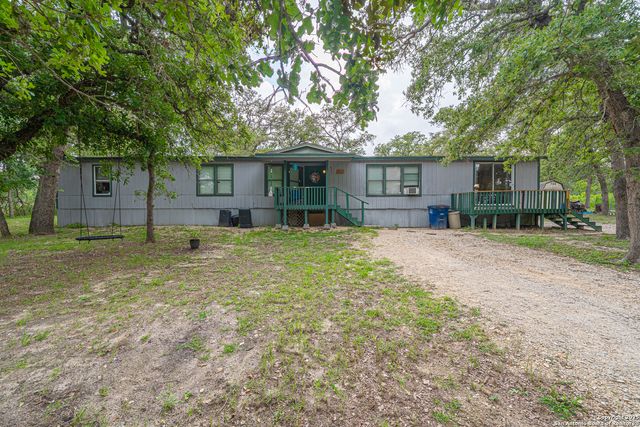 840 Oak Tree Rd, Seguin, TX 78155