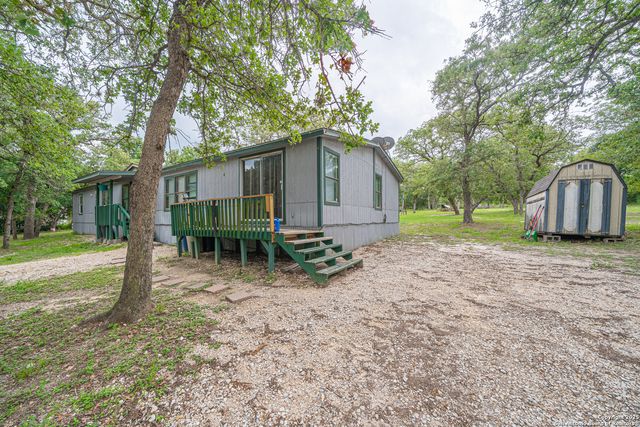 840 Oak Tree Rd, Seguin, TX 78155
