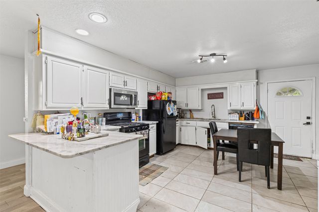 402 Myers Avenue, Cleburne, TX 76033