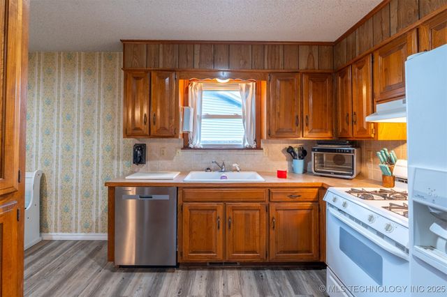 1012 Colonial Drive, Pryor, OK 74361